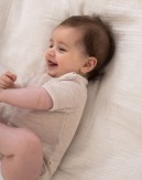 Body med kort ærme og knaplukning over den ene skulder til baby, i 100% økologisk merino uld