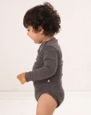 Body med lang ærme og rund hals i 100% økologisk merino uld til baby