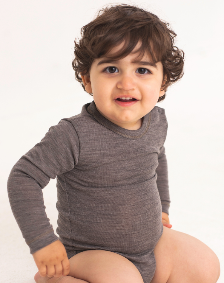 Body med lang ærme og rund hals i 100% økologisk merino uld til baby