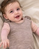 Body med kort ærme og knaplukning over den ene skulder til baby, i 100% økologisk merino uld