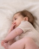 Body med kort ärm och knappstängning över ena axeln för baby, tillverkad av 100 % ekologisk merinoull